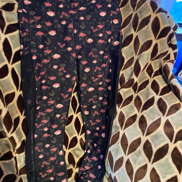 Flower leggings with pockets and VS Pink crop top - Picture 4 of 6